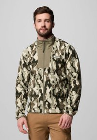 Tarnfarbenes Zip-Jacke aus weichem Fleece mit einem einfarbigen grünen Einsatz am Hals; verfügt über ein Logo auf der Brust und mit Reißverschluss versehene Taschen.