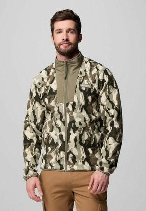 Giacca zip-up mimetica realizzata in morbido fleece con un pannello verde solido al collo; presenta un logo sul petto e tasche con zip.