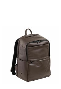 Brauner Leder-Rucksack mit glatter Textur, vorderer Reißverschlusstasche, zwei Reißverschluss-Hauptfächern, gepolsterten Schultergurten und einem Griff an der Oberseite.