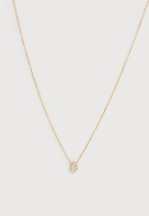 Jemný zlatý náhrdelník s malým, okrúhlym príveskom z čírych drahokamov, umiestnený na bielom pozadí.