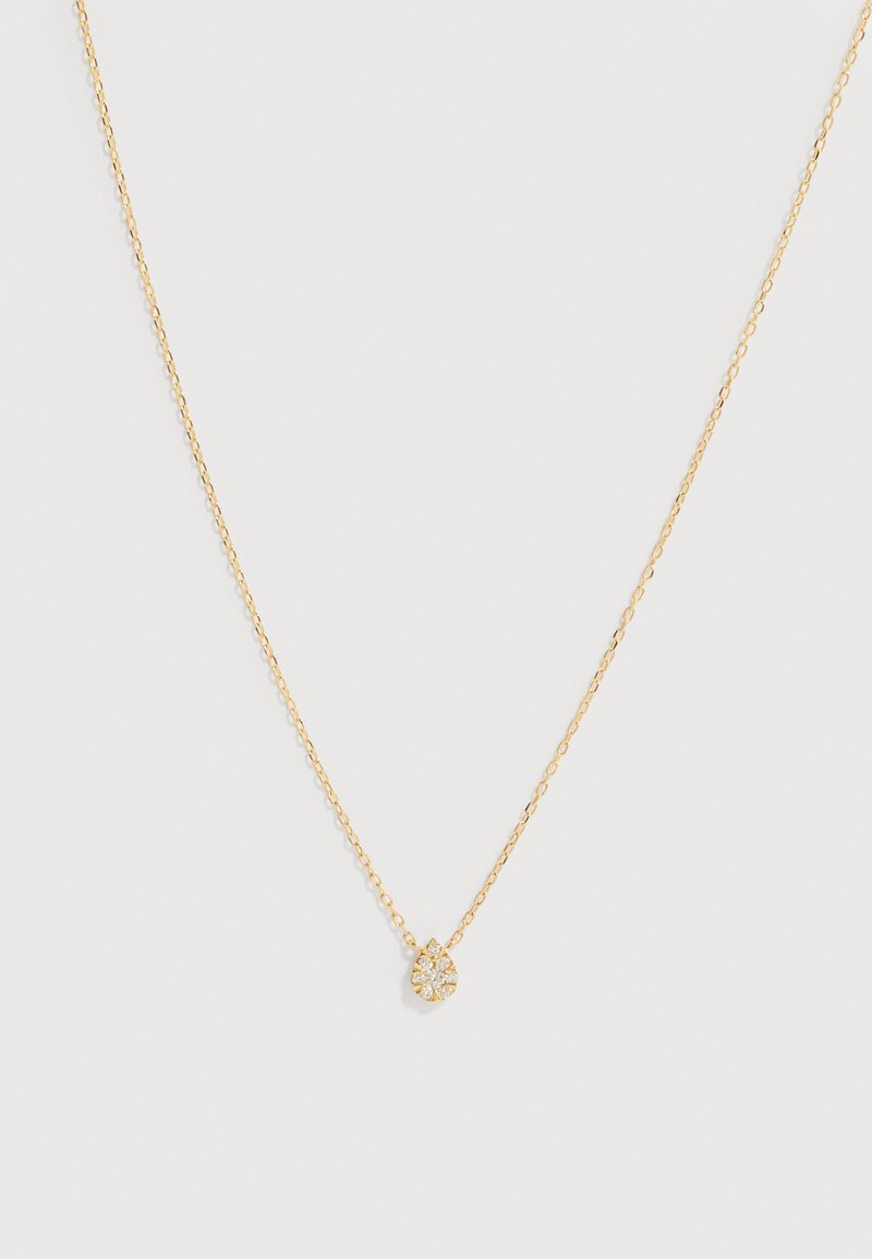 Ευαίσθητο χρυσό κολιέ αλυσίδας με μικρό, στρογγυλό μενταγιόν με συστάδα διαφανών πολύτιμων λίθων στο κέντρο ενός λευκού φόντου.