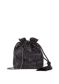 Bolsa negra con cordón, hilo metálico y patrón de lentejuelas, con un detalle de borla y una correa de hombro de cadena. Acabado texturizado con un aspecto suave.