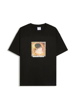 T-shirt nera a maniche corte con stampa quadrata dell'opera d'arte "Il Bacio" di Gustav Klimt e testo "Gustav Klimt" sotto l'immagine.