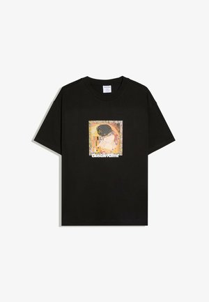 T-shirt nera a maniche corte con stampa quadrata dell'opera d'arte "Il Bacio" di Gustav Klimt e testo "Gustav Klimt" sotto l'immagine.