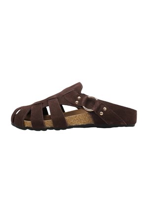 Sandalia de ante marrón con puntera abierta, tira trasera, anillo metálico decorativo y suela de corcho sobre fondo blanco.