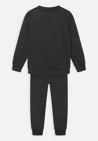 Zwart sweatshirt en broek set, gemaakt van zacht materiaal. Bevat ribgebreide cuffs en zoom op zowel boven- als onderkant, met een eenvoudig en schoon ontwerp.