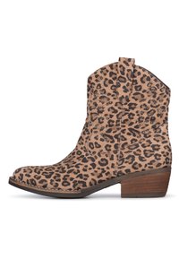 Bottines en daim imprimé léopard avec bout rond et petit talon empilé. Comprend des accents cousus et des languettes sur le côté pour un enfilage facile.
