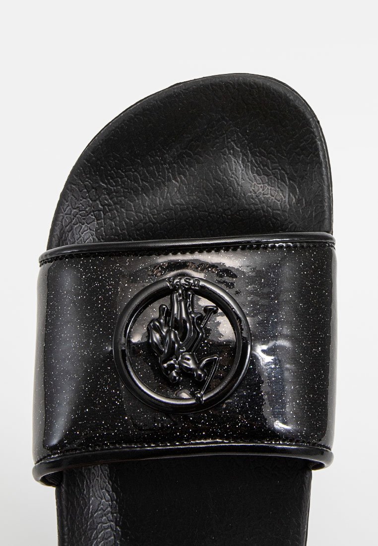 Zwarte slide sandaal met een gestructureerde matte bovenkant, glanzende band met een ronde logo, en subtiele glittersaccenten.