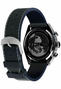 Timex pulkstenis ar melnu nerūsējošā tērauda korpusu, tumši zilu ādas siksniņu ar baltu šuvumu un melnu zemeslodes rakstu ciparnīcu.