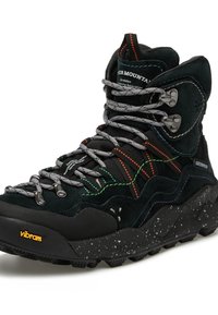 Stivale da trekking in suede nero e tessuto con lacci grigi, design impermeabile, cuciture multicolori e suola maculata Vibram. Supporto alla caviglia alto.