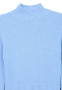 Maglione blu chiaro a collo alto finto realizzato in tessuto morbido e strutturato. Presenta un colletto e polsini a costine, con una finitura liscia e uniforme.
