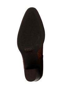 Suela de zapato de tacón alto marrón con una parte inferior de goma negra texturizada, puntera afilada y un detalle lateral que muestra acentos de costura.