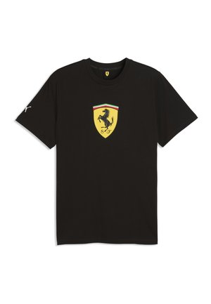 Czarna koszulka z krótkim rękawem z żółtym logo Ferrari przedstawiającym czarnego konia na piersi oraz białe logo Puma na lewym rękawie.