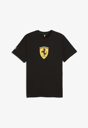 Czarna koszulka z krótkim rękawem z żółtym logo Ferrari przedstawiającym czarnego konia na piersi oraz białe logo Puma na lewym rękawie.