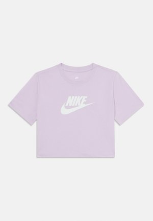 Lilla lühikeste varrukatega T-särk, mis on valmistatud puuvillast ja millel on ees valge Nike'i logo. Ümar kaelus. Sile tekstuur.