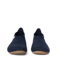 Tumši zili filca čības ar gludu, noapaļotu formu, kurām ir zema griezuma dizains un gumijas zole labai saķerei. Akcenti ietver nelielu logotipu.