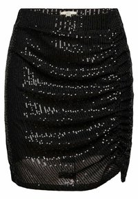 Mini-jupe noire avec côté froncé et recouverte de petits sequins noirs brillants, dotée d'une superposition en mesh et d'une fente en bas à droite.