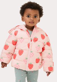 Giacca a vento rosa con motivo di fragole, dotata di cappuccio e chiusura con zip. Tessuto testurizzato e design isolato per mantenere il calore.