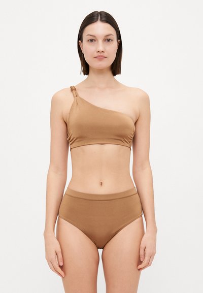 Hnědý bikiny top na jedno rameno s uzlovým detailem, doplněný o hnědé bikiny spodní šortky s vysokým pasem. Materiál je hladký a pružný.