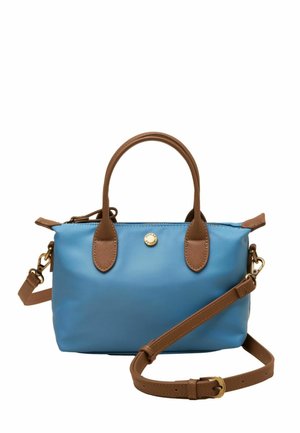 Petit sac à main rectangulaire bleu avec des poignées en cuir marron et une bandoulière réglable, bouton logo doré sur le devant.