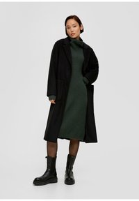 s.Oliver STEHKRAGEN - Strickkleid - olivgrün