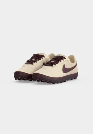 Nike Astro Grabber Leather SE Light Cream Burgundy Crush (Women's) — foto 3