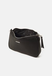 Pochette in pelle nera con superficie testurizzata, zip in metallo argentato e interno con un motivo di logo. Design compatto con un tassello laterale.