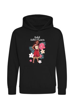 Sort hættetrøje med et tropisk blomsterdesign og en pige i traditionelt tøj, teksten ovenover lyder "Bold Adventurer."