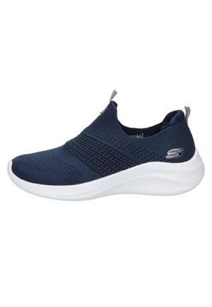 Zapatilla deportiva de náutica sin cordones con parte superior de punto transpirable y suela de goma blanca. Presenta paneles texturizados y acentos grises en el talón.