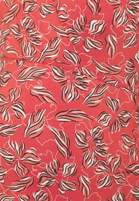 Tecido estampado com flores, apresentando folhas rosa e brancas com contornos pretos sobre um fundo coral, textura suave e design elástico.