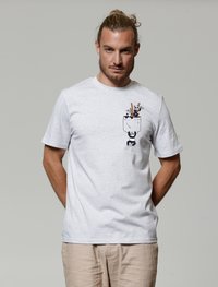 Grijze katoenen t-shirt met korte mouwen, voorzien van een panda-afbeelding op de borst, gedragen door een persoon tegen een neutrale achtergrond.