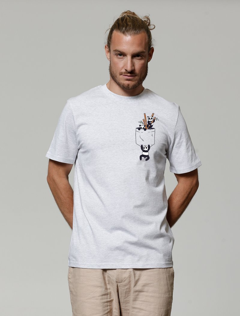Grijze katoenen t-shirt met korte mouwen, voorzien van een panda-afbeelding op de borst, gedragen door een persoon tegen een neutrale achtergrond.