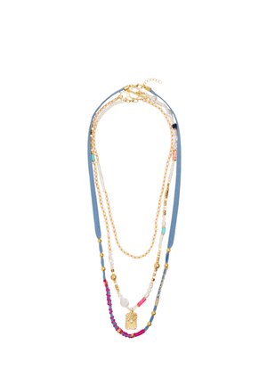 Naszyjnik warstwowy z koralikami złotymi, białymi i turkusowymi, niebieskim sznurkiem, różowymi akcentami oraz prostokątną złotą zawieszką z motywem słońca.