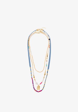 Naszyjnik warstwowy z koralikami złotymi, białymi i turkusowymi, niebieskim sznurkiem, różowymi akcentami oraz prostokątną złotą zawieszką z motywem słońca.
