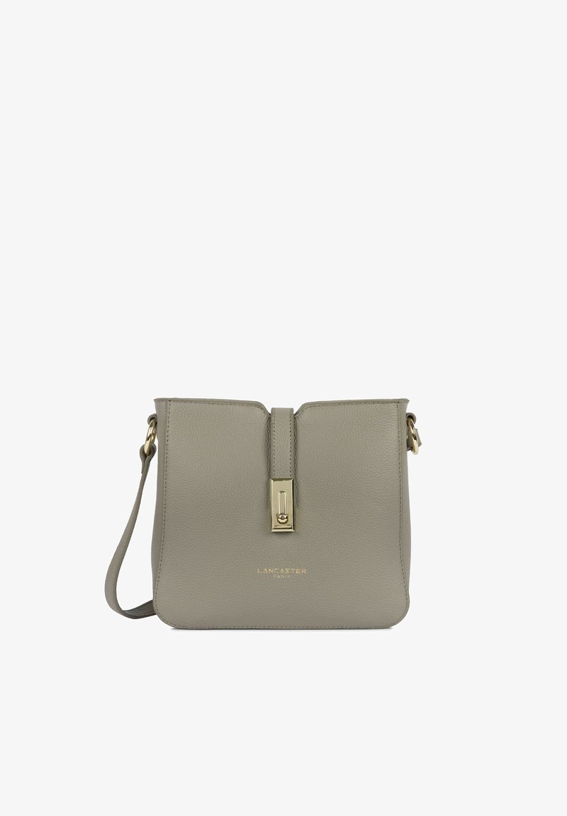 Sac à bandoulière en cuir taupe avec fermoir doré et sangle réglable, avec logo discret de la marque embossé à l'avant.