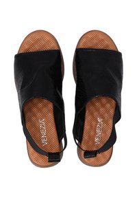 Zwarte leren sandalen met een gebarsten textuur. Open ontwerp, geperforeerde bruine binnenzool en een achterband voor ondersteuning.