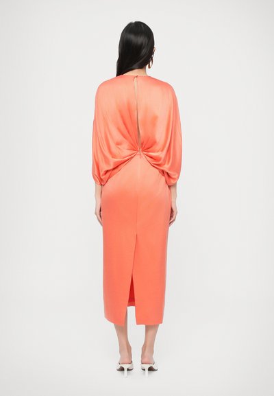 Κοραλλί midi φόρεμα με ντραπέ πλάτη, που διαθέτει άνοιγμα σε σχήμα κλειδαρότρυπας, εμπρόσθια σχισμή και απαλή, ελαφριά υφή. Κομψή εφαρμοστότητα.