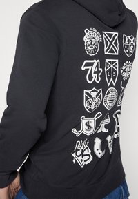 Lyle & Scott Mikina s kapucí - black