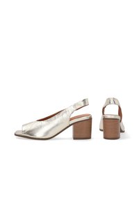 Metallic sølv slingback hæle med åben tå, der har en tekstureret brun blokhæl og en glat læderoverdel.