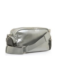 Silberne Nylon-Schultertasche mit glattem Finish, Reißverschluss, verstellbarem Riemen und gepolstertem Detail auf einer Seite.