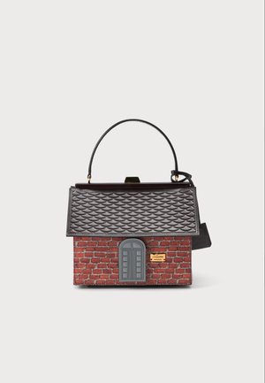 Borsa disegnata come una piccola casa con motivo a mattoni rossi, dettaglio della finestra ad arco grigia e patta a forma di tetto grigio scuro texturizzata.