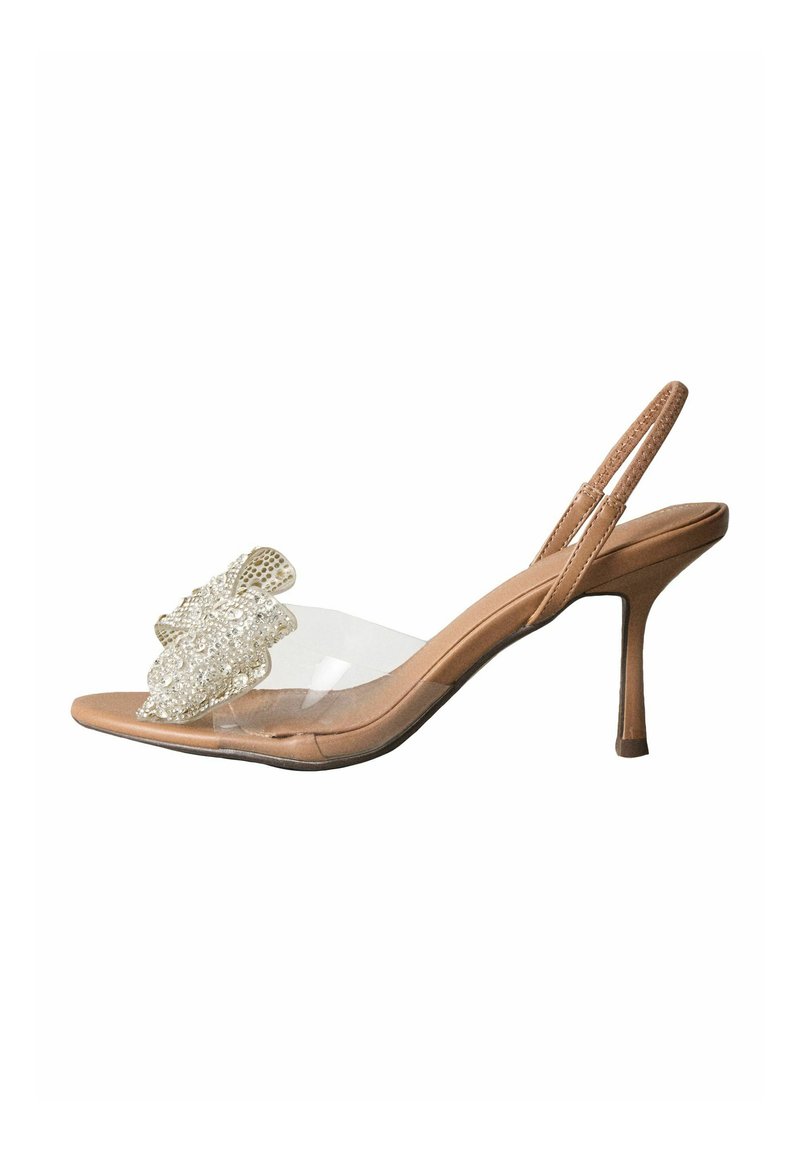 Naakte sandaal met hoge hak en een transparante band, versierd met een decoratieve strassapplicatie op de teen. Slank ontwerp met een puntige neus.