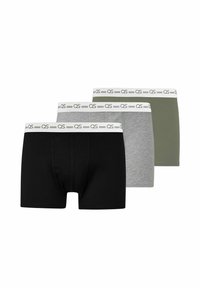Drie herenboxershorts in zwart, grijs en olijfgroen, elk met een witte tailleband met "QS" branding.