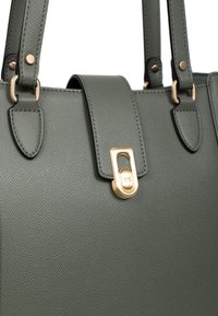 Borsa a mano in eco-pelle verde con design strutturato, dettagli in oro e manici doppi con particolari decorativi sulle cinghie.