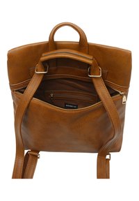 Mochila de cuero marrón con acabado texturizado, cierres de cremallera, dos compartimentos y un asa en la parte superior. El interior incluye bolsillos para organización.
