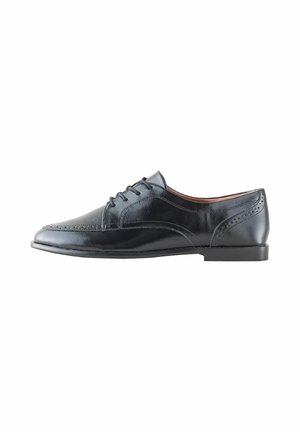 Zapato de vestir para hombre en cuero negro con detalles de brogue y cordones, mostrado de lado sobre un fondo blanco.