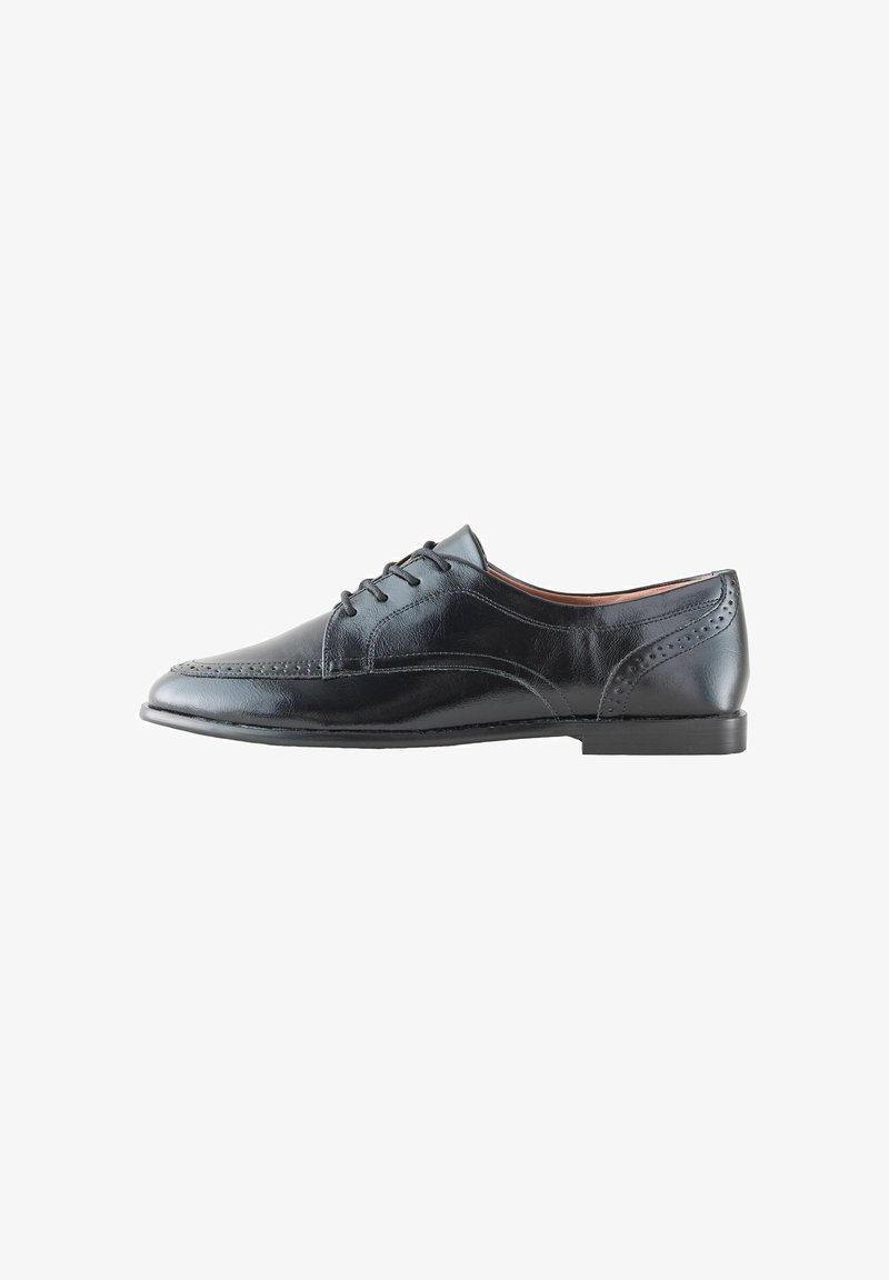 Mustade nahast meeste pidžajalanumber, millel on brogue-detailid ja paelad, kujutatuna küljelt valgel taustal.