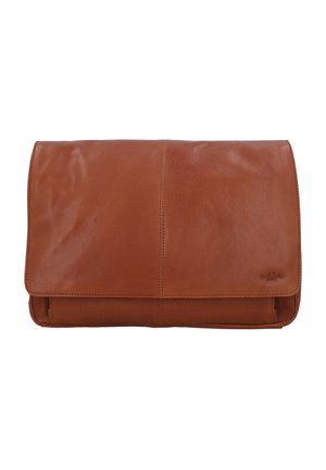 Brun læder clutch taske med en fold-over klap og subtile syningsdetaljer på hvid baggrund.