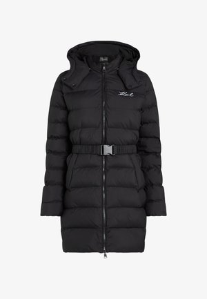 Cappotto in piuma nera con vita aderente, apertura con zip e cappuccio rimovibile. Presenta sezioni trapuntate e un logo sul petto.
