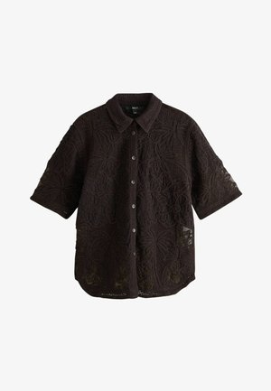 Chemise noire à manches courtes boutonnée avec motif en dentelle florale et col, tissu semi-transparent, manches de longueur moyenne.